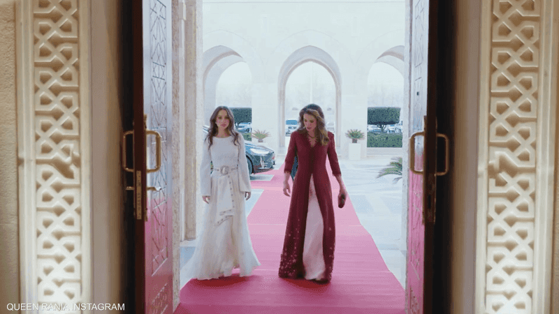 العروس ووالدتها لدى دخول قاعة الاحتفال بقصر الحسينية