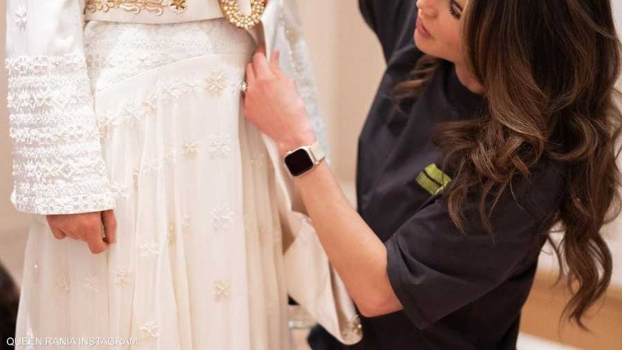 ارتدت العروس حزاما يعود أيضا لفستان زفاف الملكة رانيا