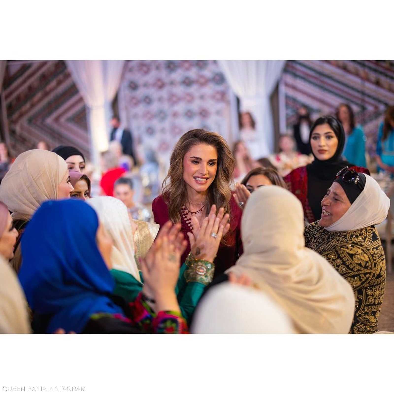 تلقي التهاني من الحضور