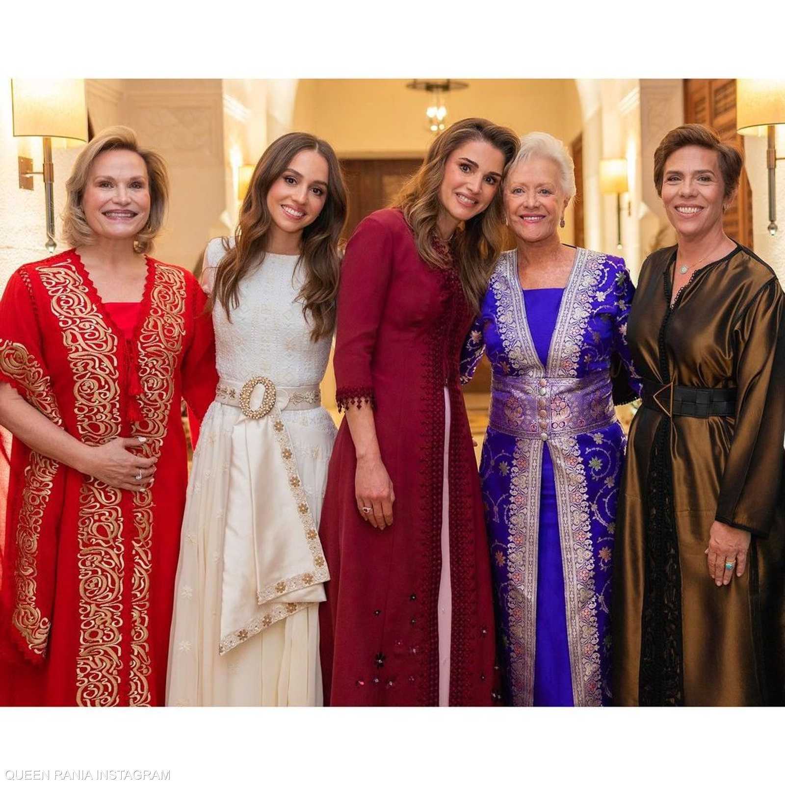 صور تذكارية مع الحضور