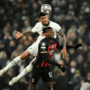 كريستيان روميرو في لقطة كروية مع رافاييل لياو من ميلان