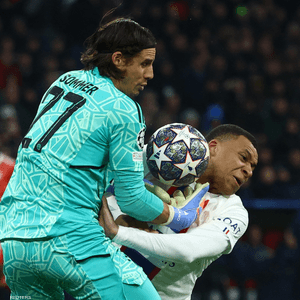 مبابي وسومر في صراع على الكرة