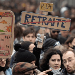 احتجاجات عارمة شهدتها المدن الفرنسية بسبب رفع سن التقاعد