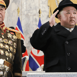 كيم جونغ أون خلال عرض عسكري في فبراير الماضي