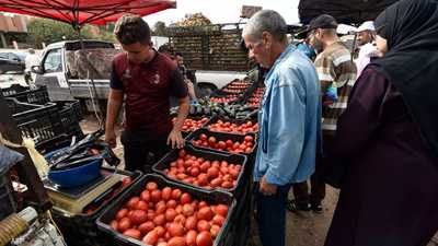 الجزائريون يشترون الخضار في سوق بالعاصمة الجزائر