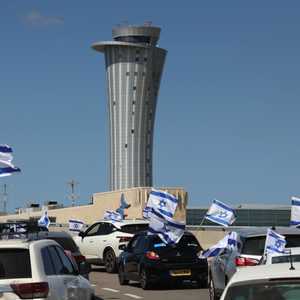 المحتجون قطعوا الطرق المؤدية إلى المطار