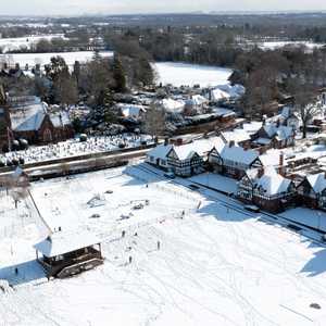 الثلوج تغطي مناطق في بريطانيا