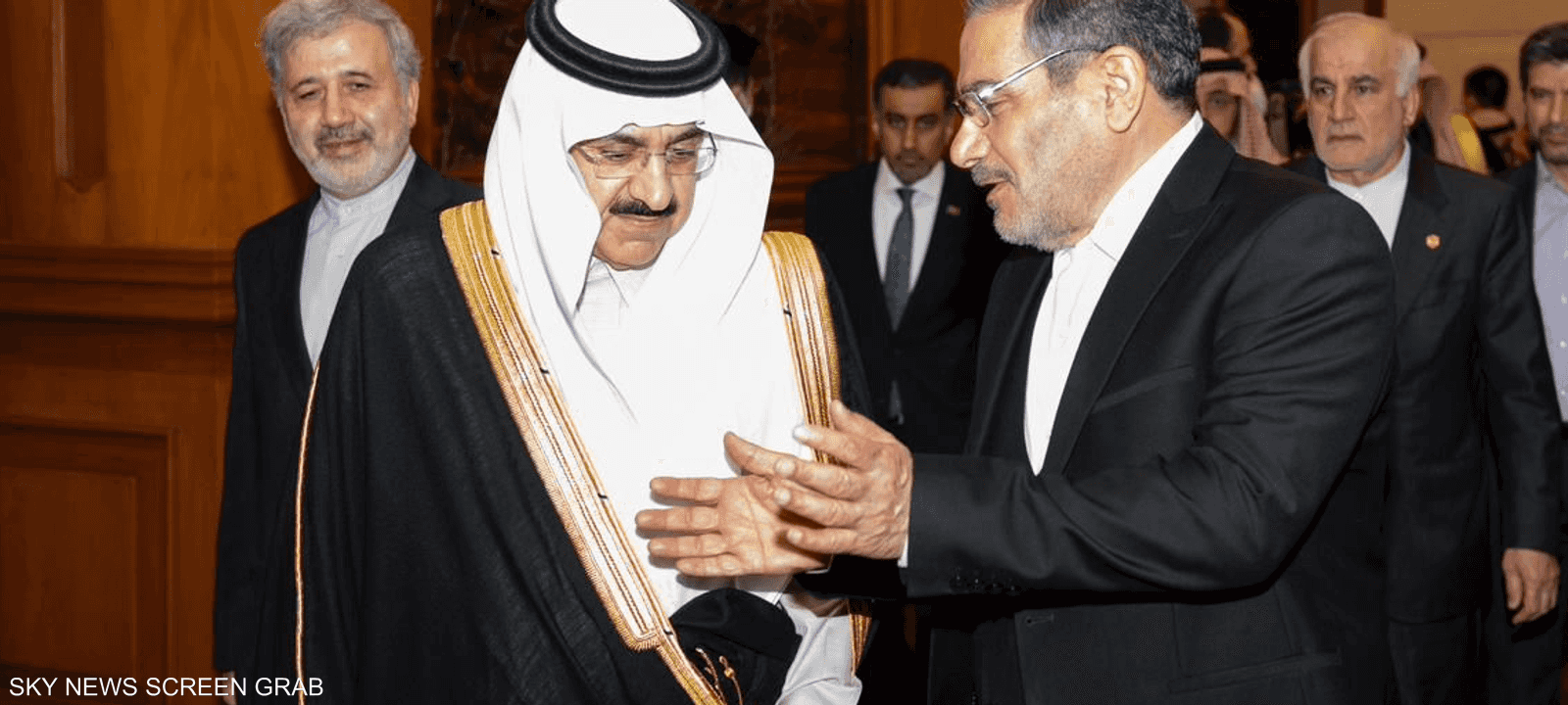 العيبان وشمخاني خلال اجتماعهما في بكين