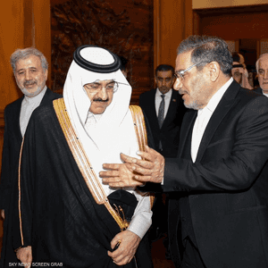 العيبان وشمخاني خلال اجتماعهما في بكين