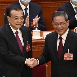 لي تشيانغ إلى اليمين خلال مصافحته رئيس وزراء الصين السابق