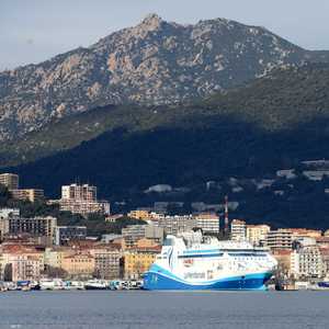 جزيرة كورسيكا تقع بين إيطاليا وفرنسا