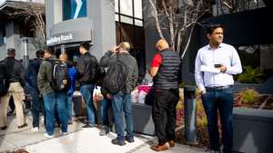 طوابير العملاء أمام أحد فروع بنك سيلكون فالي الأميركي