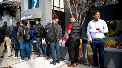 طوابير العملاء أمام أحد فروع بنك سيلكون فالي الأميركي