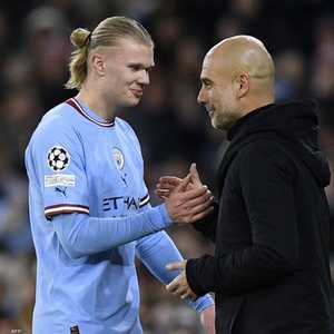 لحظة إخراج غوارديولا لهالاند خلال اللقاء