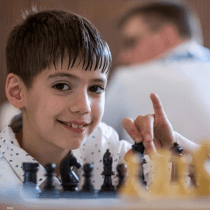 الطفل السوري بطل الشطرنج حسين بيسو