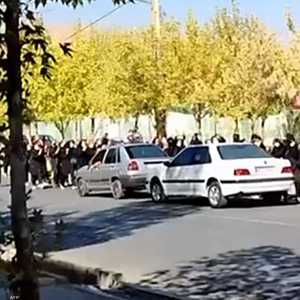 أرشيفية لطالبات في مدرسة بإيران