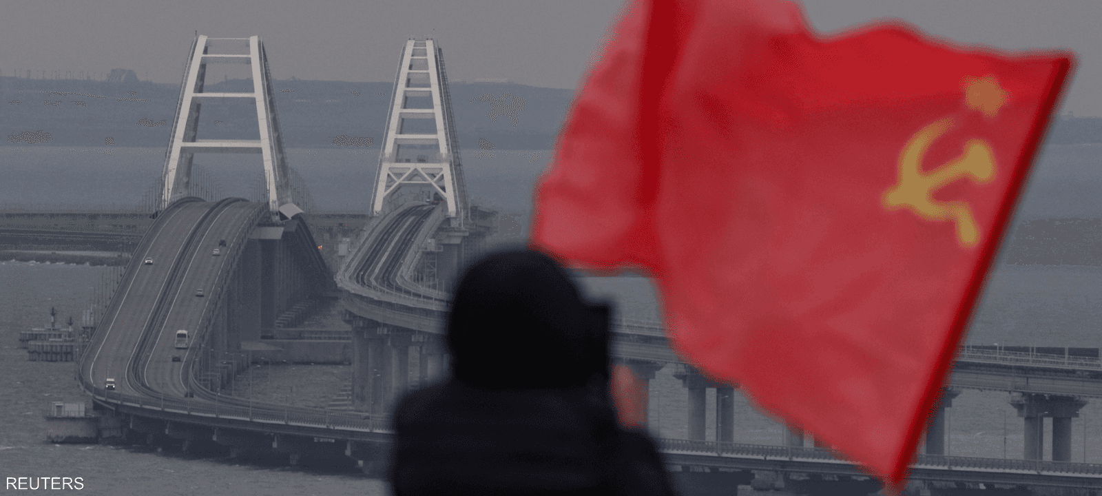 جسر القرم ومواطن إلى جانب العلم السوفييتي