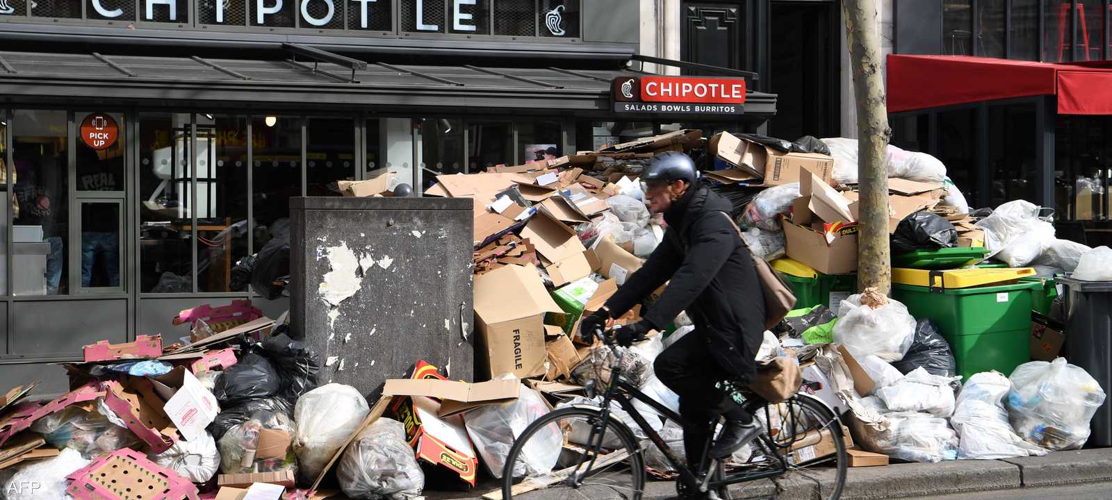 أكوام من النفايات تغمر شوارع باريس