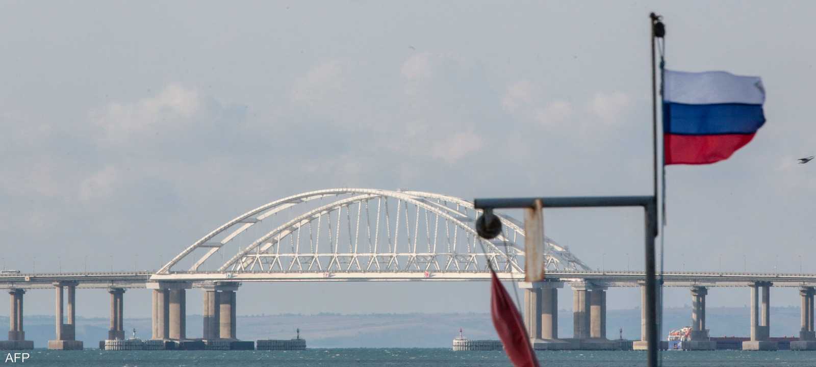 علم روسيا قرب الجسر الذي يربط شبه جزيرة القرم بروسيا