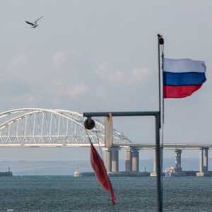 علم روسيا قرب الجسر الذي يربط شبه جزيرة القرم بروسيا