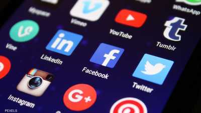 كيف تؤثر مواقع التواصل الاجتماعي على استقرار الأسرة العربية؟