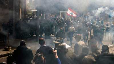 قوات الأمن في لبنان تفرق محتجين حاولوا اقتحام السراي الحكومي