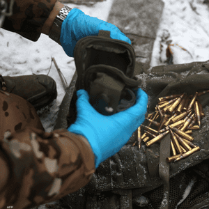 طبيب عسكري أوكراني يفرغ حقيبة أحد الجرحى في الجيش الأوكراني