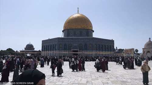 الشرطة الإسرائيلية تمنع من هم دون سن الـ55 من الصلاة بالأقصى