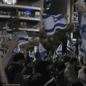 تظاهرات في تل أبيب احتجاجا على إقالة وزير الدفاع