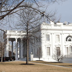 البيت الأبيض يدعو لإيجاد تسوية في أزمة إسرائيل