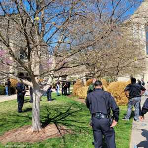 عناصر من الشرطة الأميركية أمام مدرسة كونفنانت