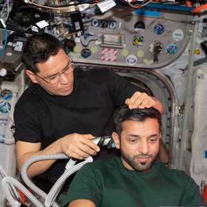 حلاقة في الفضاء للنيادي