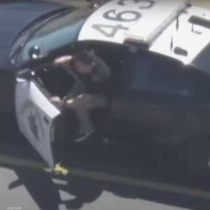 لحظة سقوط الرجل من السيارة المسرعة