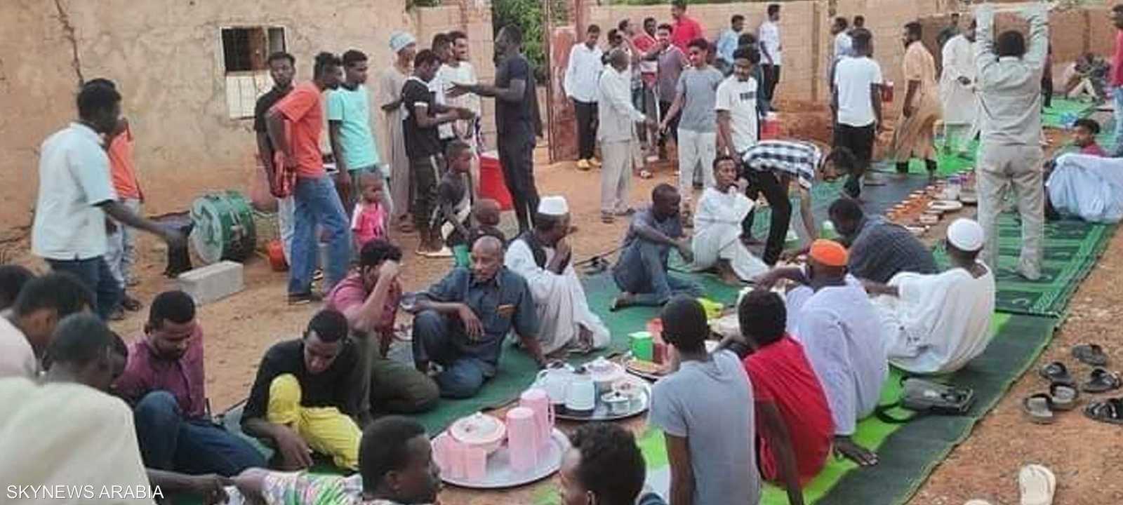 يحرص السودانيون في رمضان على الحفاظ على "لمة رمضان"