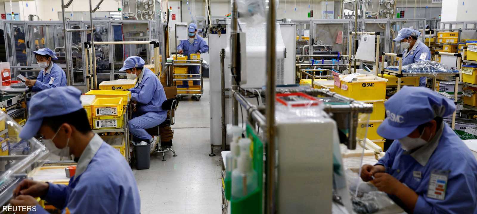 عمال في مصنع تابع لشركة SMC في بكين الصين