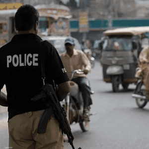 عنصر من الشرطة الباكستانية