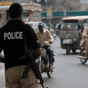عنصر من الشرطة الباكستانية