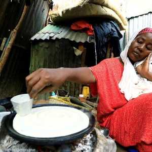 سيدة تقوم بتحضير مأدبة الإفطار