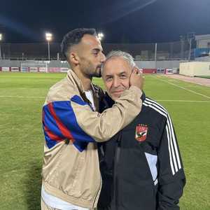 لاعب الأهلي يقبل رأس مدربه