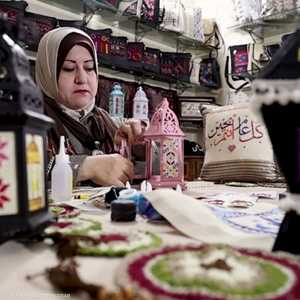 فلسطينية تضيف لمسة وطنية لفوانيس رمضان