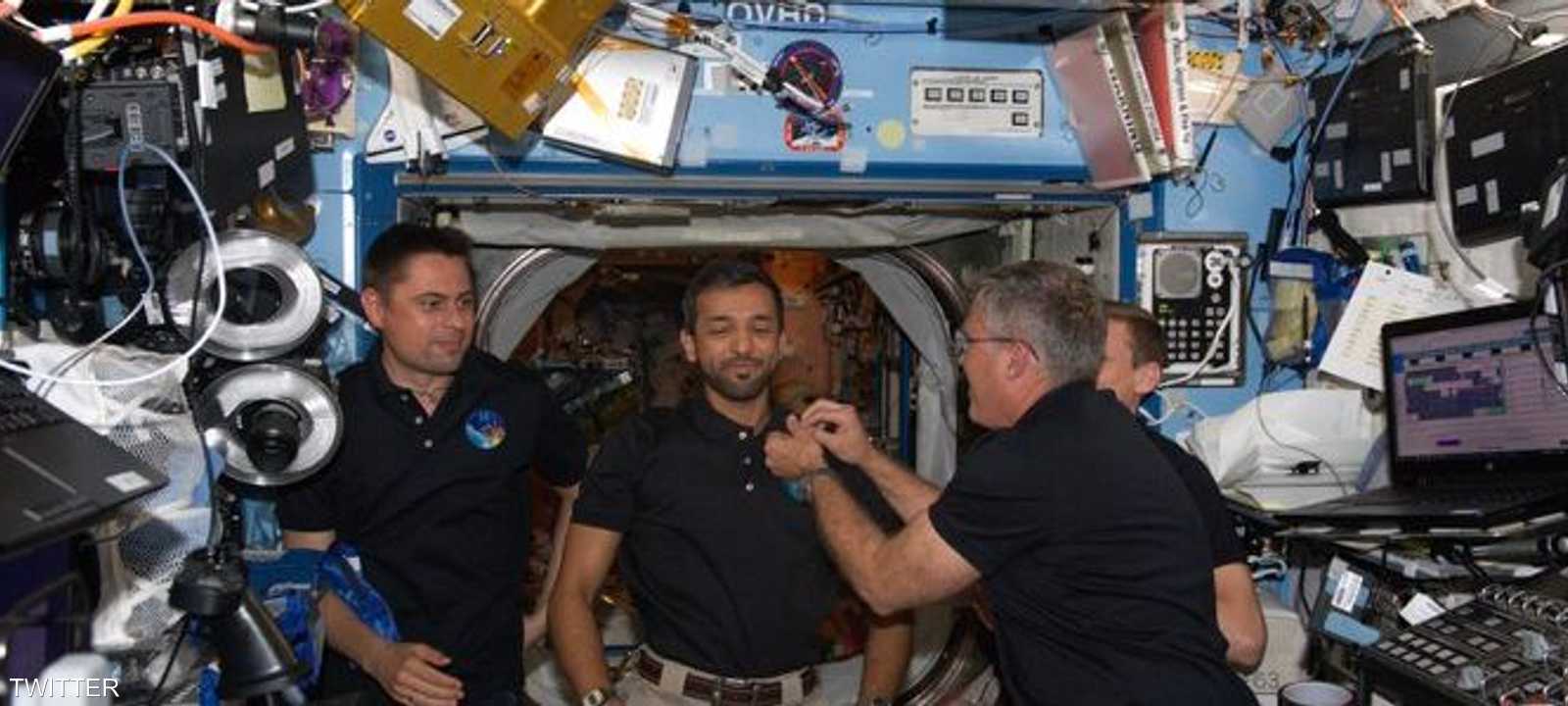 سلطان النيادي يتقلد بشارة رواد الفضاء الذهبية