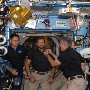 سلطان النيادي يتقلد بشارة رواد الفضاء الذهبية