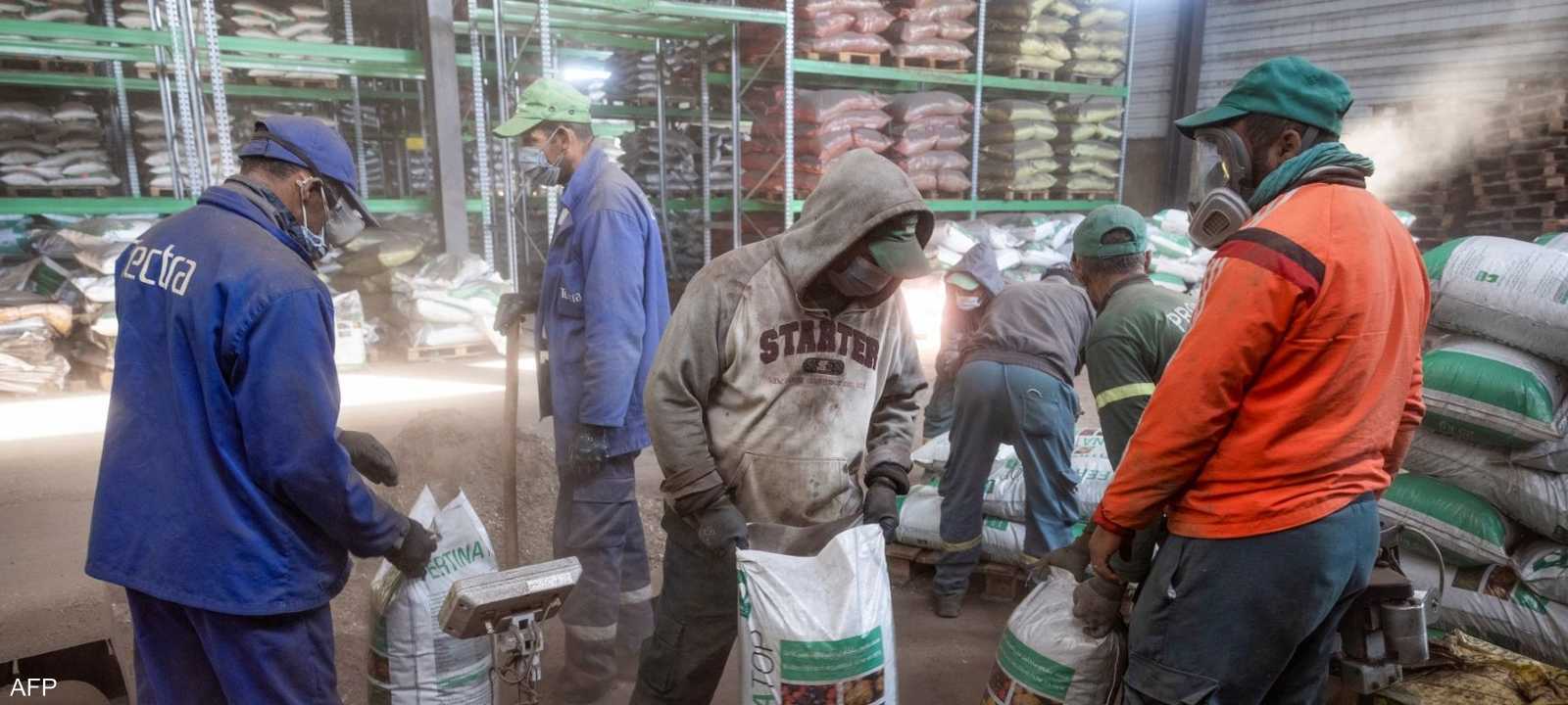 عمل دؤوب في معمل بمكناس