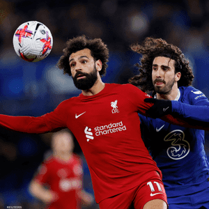 محمد صلاح ومناوشة كروية مع مارك كوكوريلا من تشيلسي