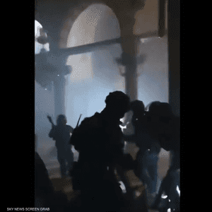 صورة متداولة لعملية الاقتحام والاعتداء على المصلين في الأقصى