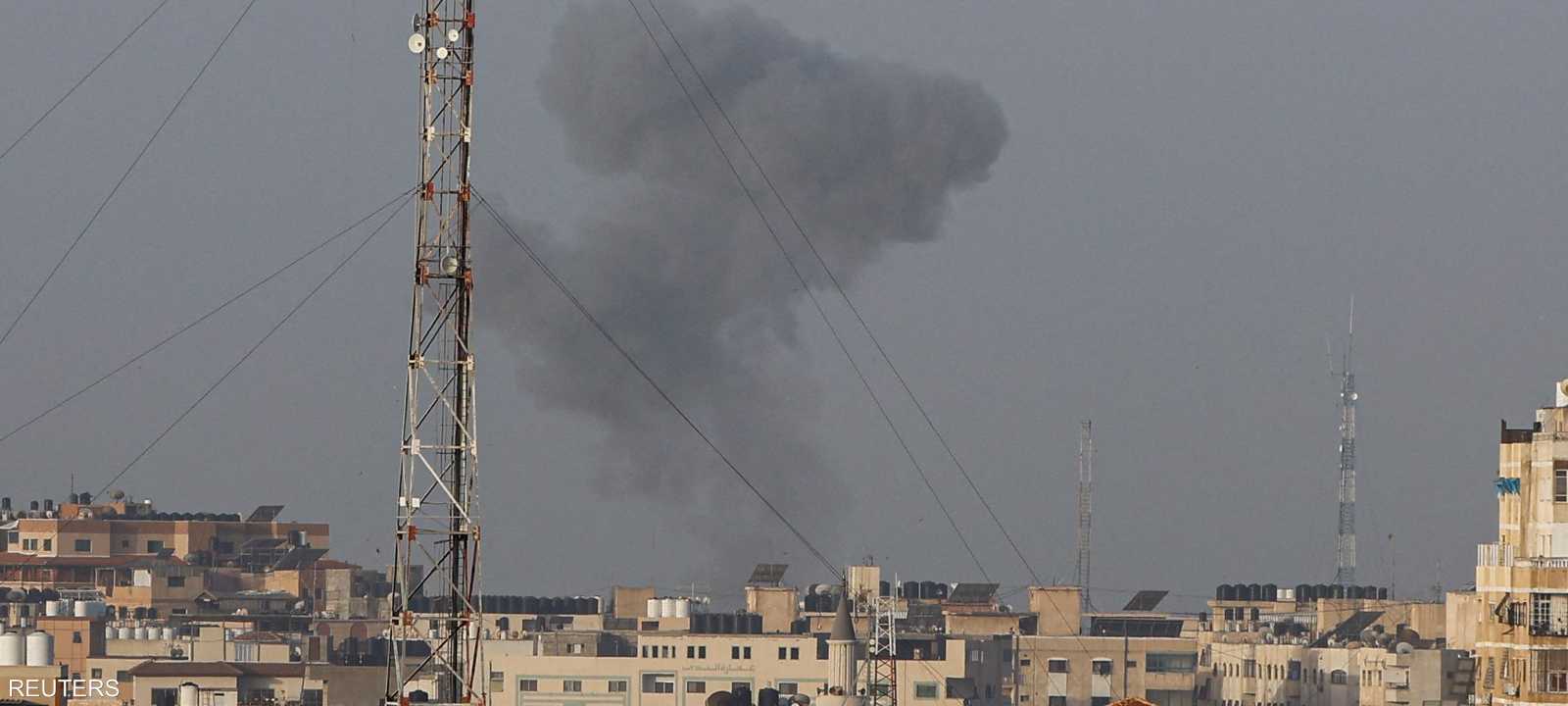 أعمدة الدخان تتصاعد بعد قصف إسرائيلي على غزة