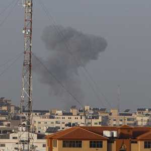أعمدة الدخان تتصاعد بعد قصف إسرائيلي على غزة