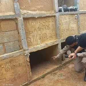 عناصر من الشرطة البرازيلية تعاين القبر الذي وضعت فيه المرأة