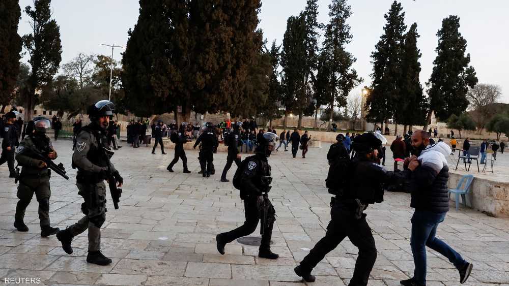 اعتقلت القوات الإسرائيلية مئات الفلسطينيين في الأقصى.
