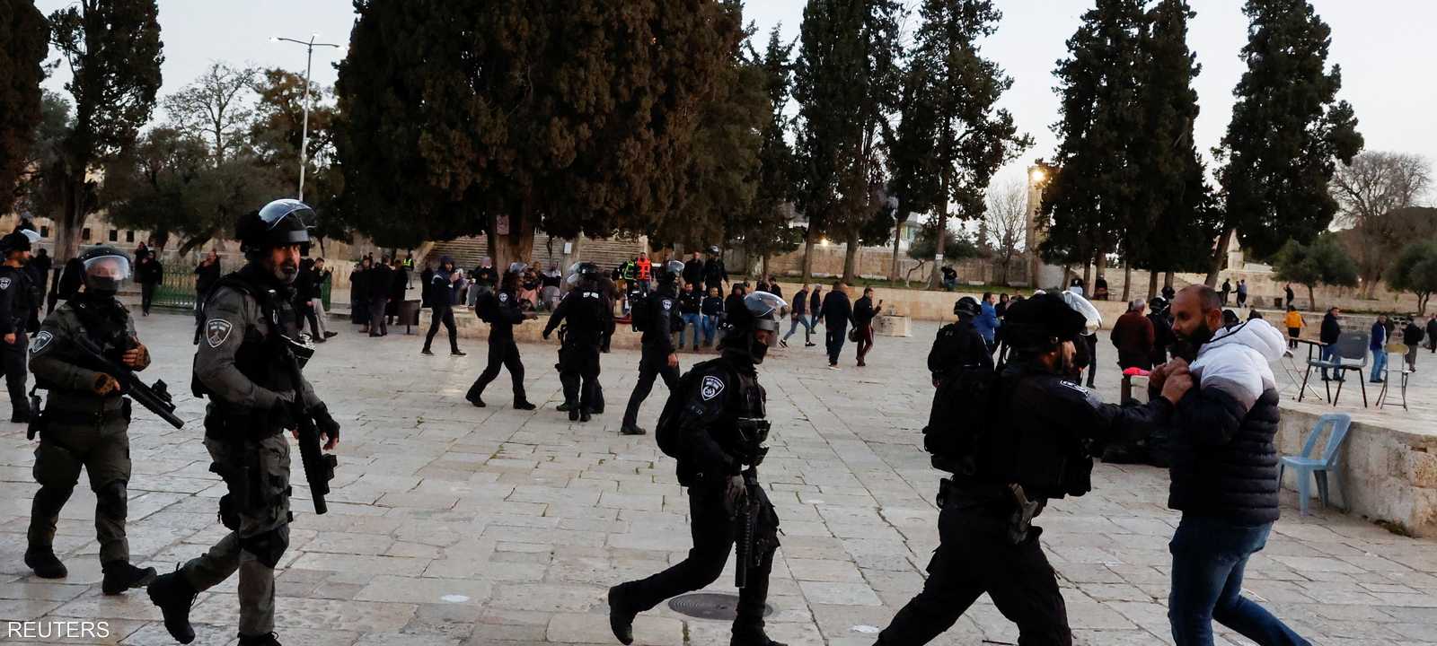 اعتقلت القوات الإسرائيلية مئات الفلسطينيين في الأقصى.